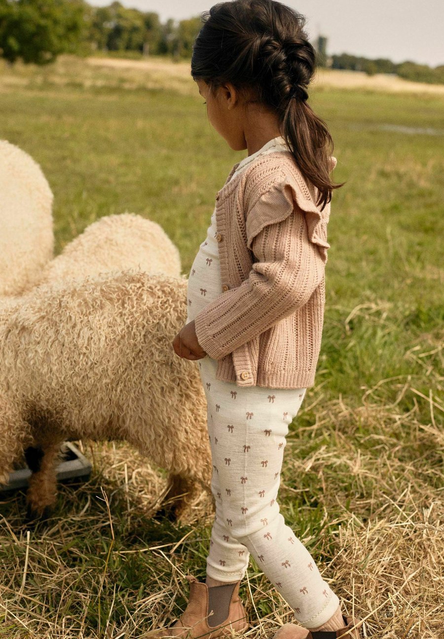 Топ Lil' Atelier MIT LANGEN ÄRMELN SLIM FIT, Turtledove/White
Топ Lil' Atelier MIT LANGEN ÄRMELN SLIM FIT, Turtledove/White