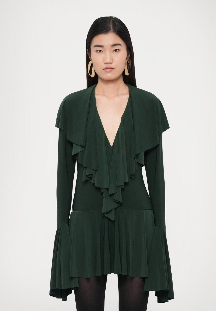 Платье Norma Kamali LONG SLEEVE DEEP V RUFFLE DRESS, Dark Emerald/Dark Green
Платье Norma Kamali LONG SLEEVE DEEP V RUFFLE DRESS, Dark Emerald/Dark Green