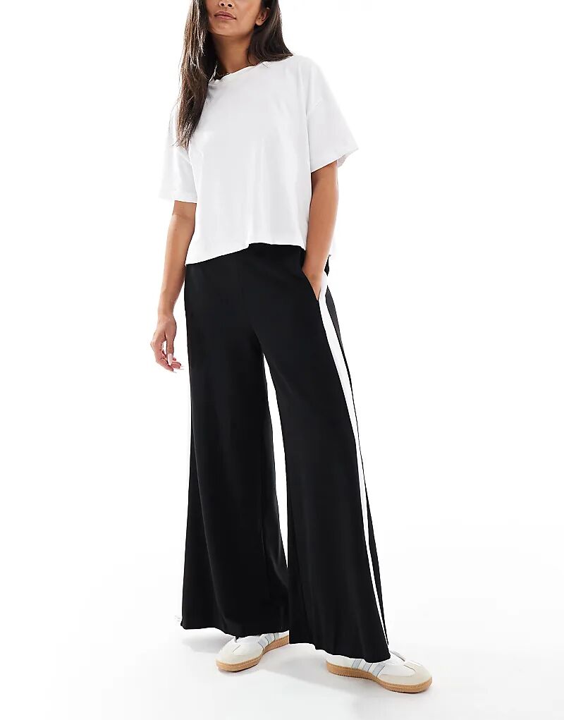 Широкие креповые брюки French Connection с полосками на штанине черного цвета
Широкие креповые брюки French Connection с полосками на штанине черного цвета