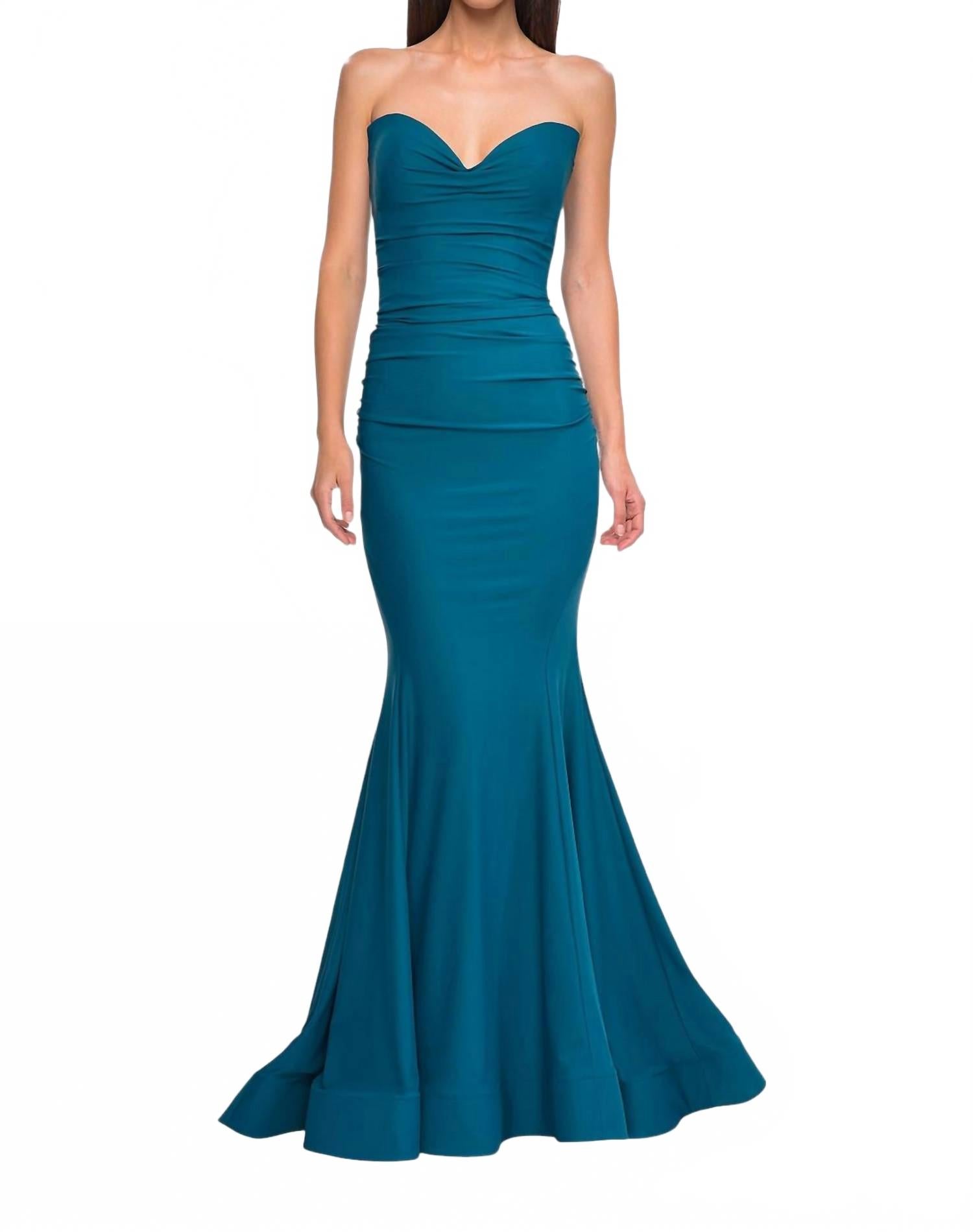 Вечернее платье-русалка с драпированным вырезом без бретелей в темном цвете морской волны La Femme
Вечернее платье-русалка с драпированным вырезом без бретелей в темном цвете морской волны La Femme
