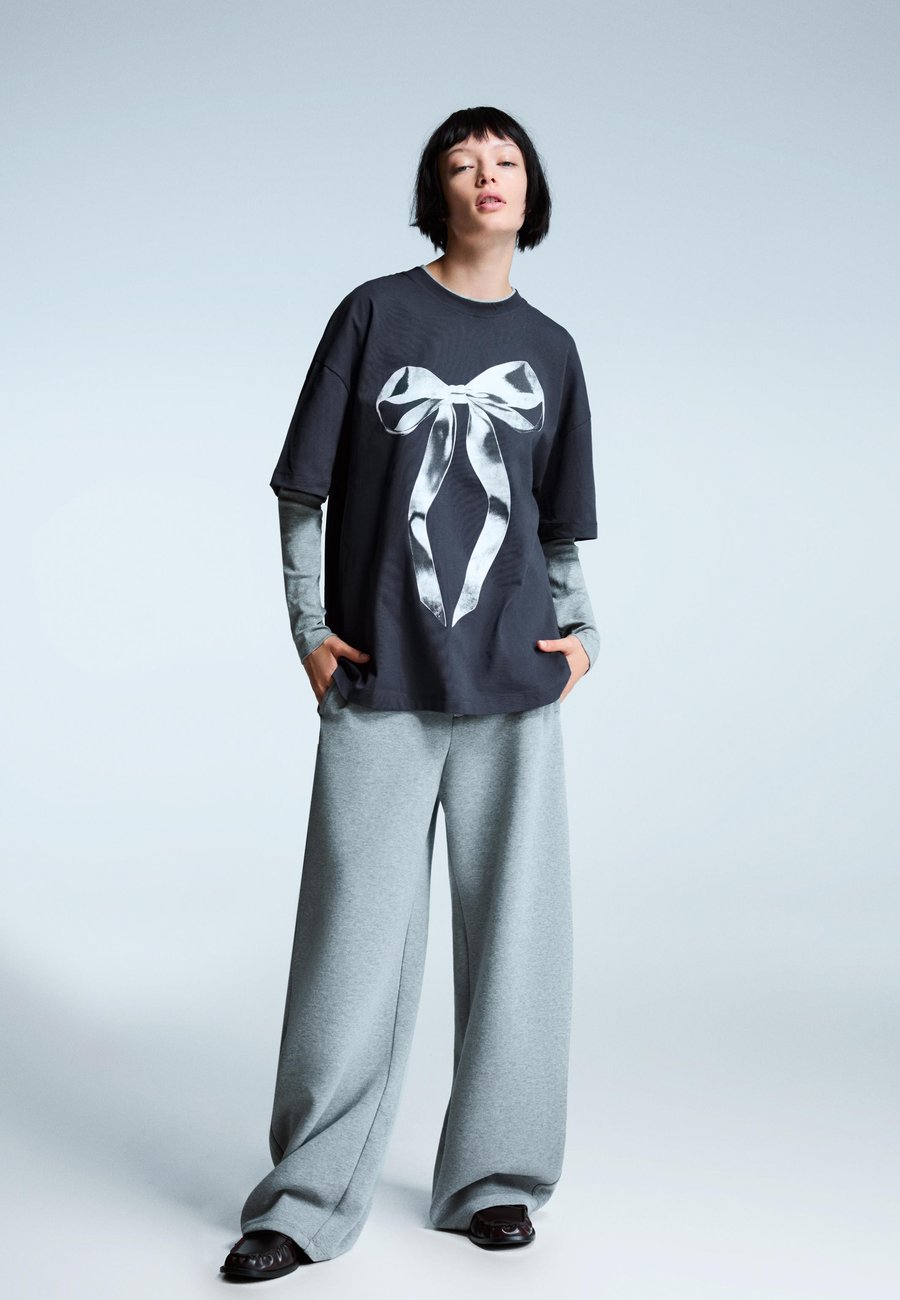 Футболка Bershka SHORT SLEEVE, Grey
Футболка Bershka SHORT SLEEVE, Grey