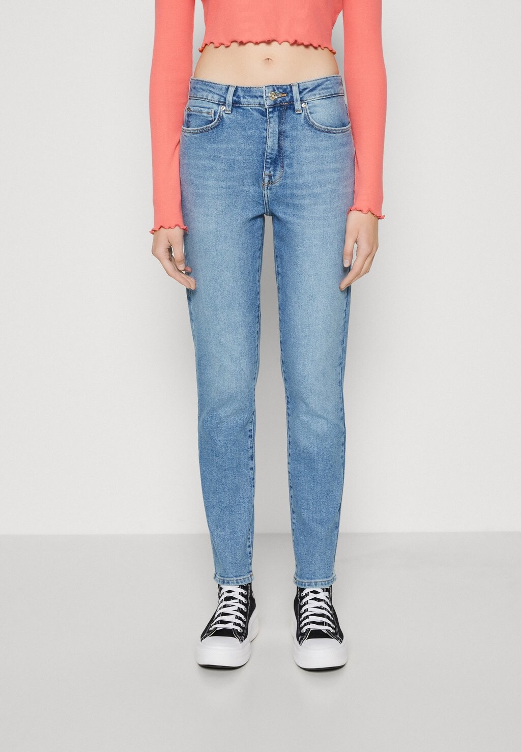 Джинсы Tapered Fit ONLY
Джинсы Tapered Fit ONLY