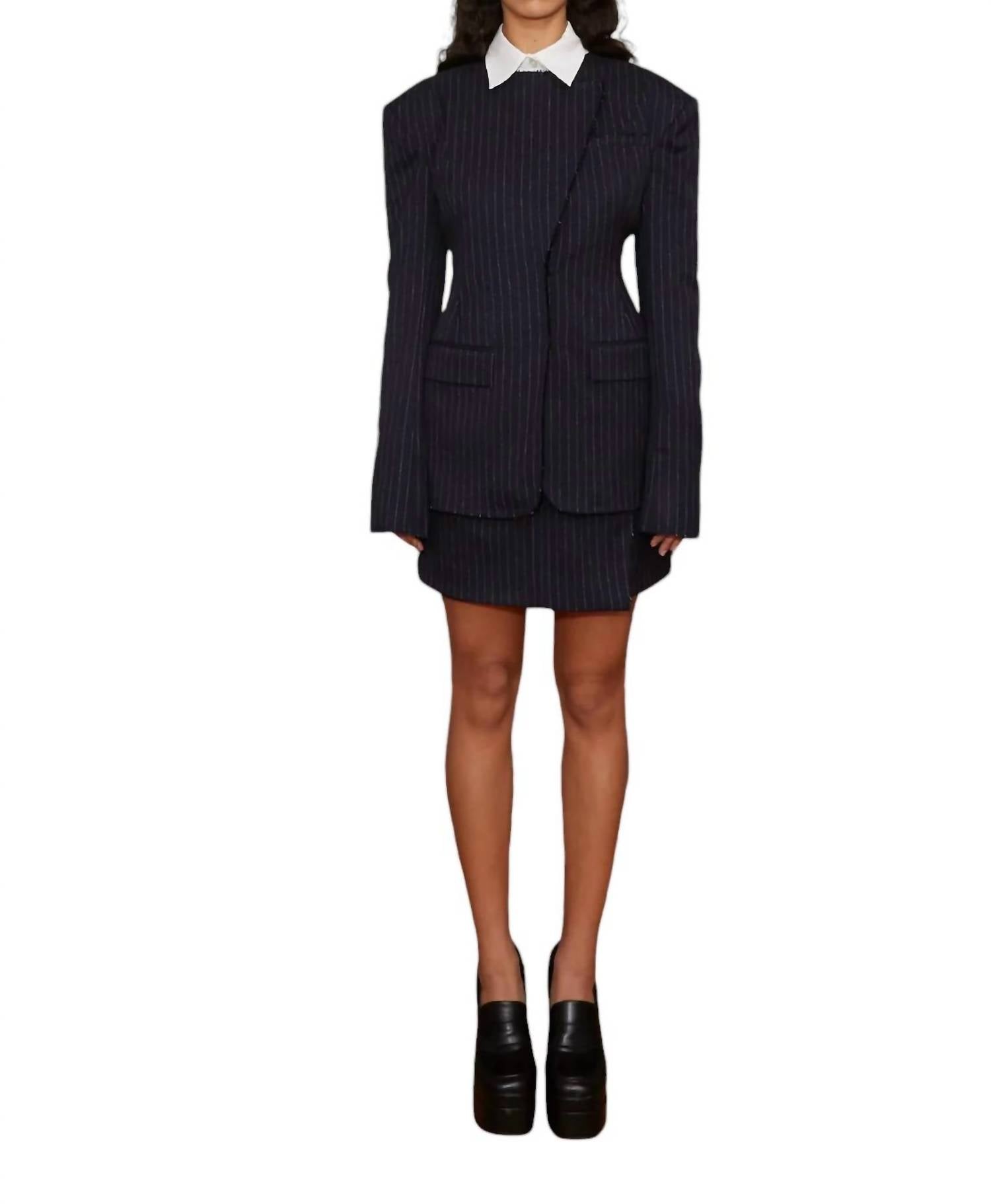 Юбка в тонкую полоску темно-синего цвета SAEMDI
Юбка в тонкую полоску темно-синего цвета SAEMDI