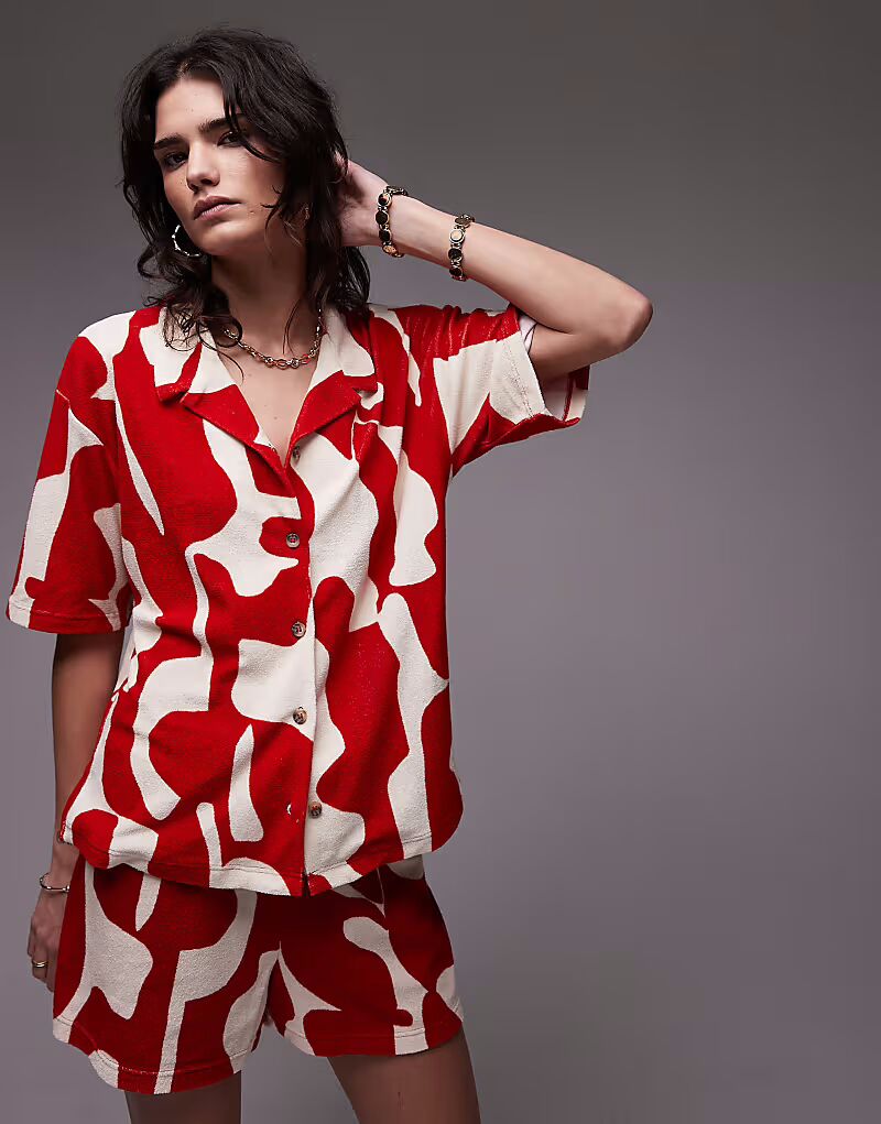 Рубашка свободного кроя с абстрактным принтом Topshop красного цвета
Рубашка свободного кроя с абстрактным принтом Topshop красного цвета