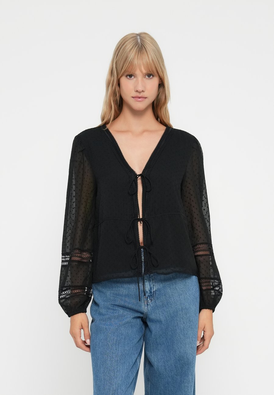 Блуза Abercrombie & Fitch TIE FRONT BLOUSE , Black
Блуза Abercrombie & Fitch TIE FRONT BLOUSE , Black