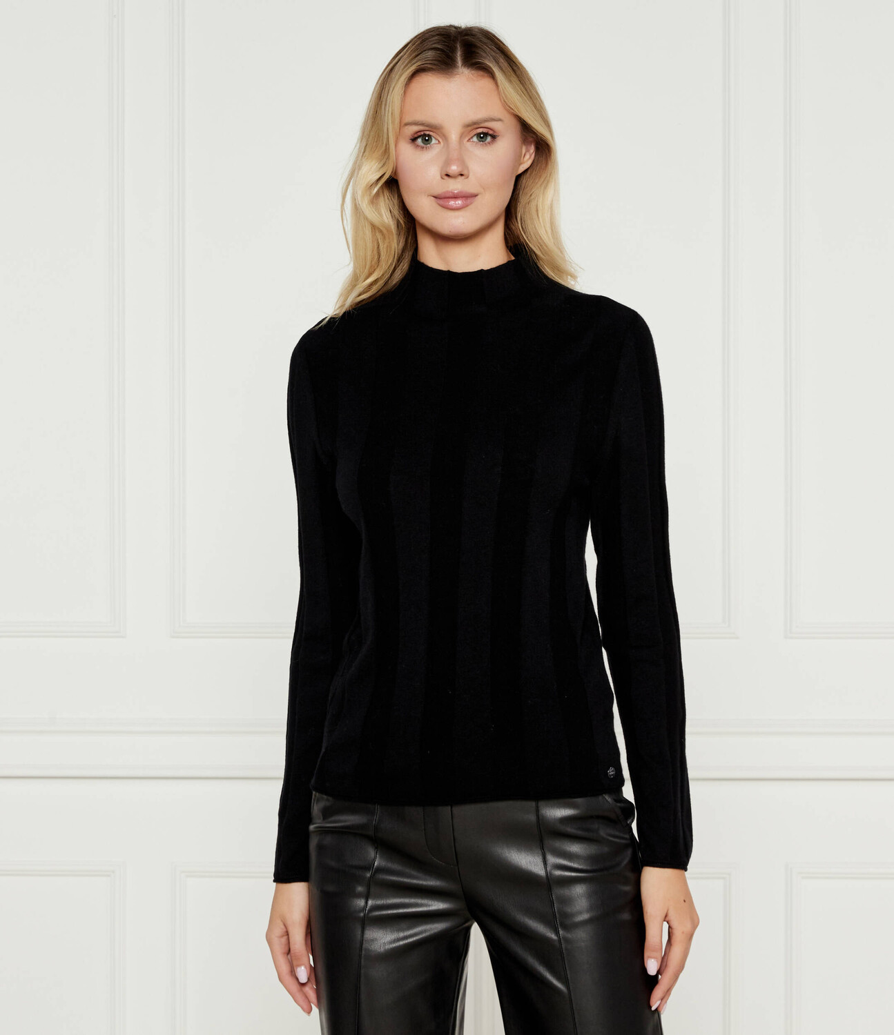 Свитер Marc Cain mezzo dolcevita, черный
Свитер Marc Cain mezzo dolcevita, черный