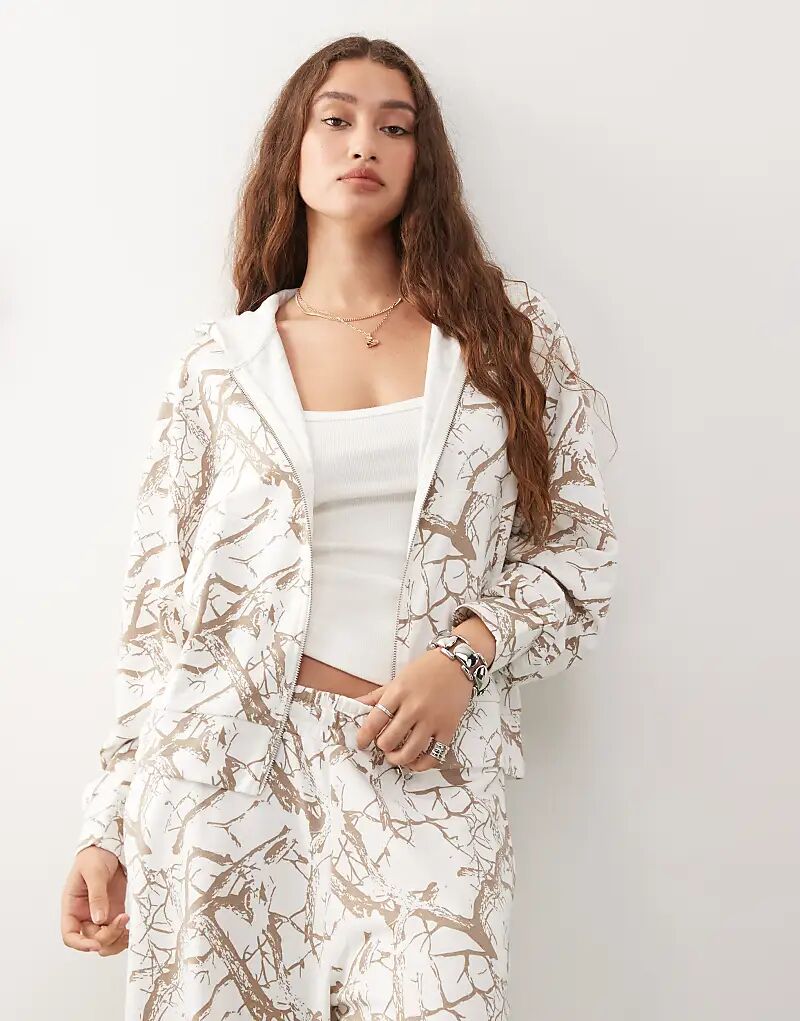 Толстовка COLLUSION свободного кроя на молнии с белым лесным принтом
Толстовка COLLUSION свободного кроя на молнии с белым лесным принтом