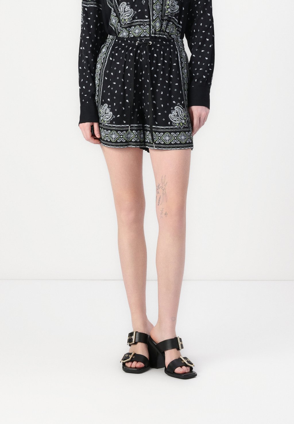 Шорты SORPRENDIMI STAMPA BANDANA Pinko, черный
Шорты SORPRENDIMI STAMPA BANDANA Pinko, черный