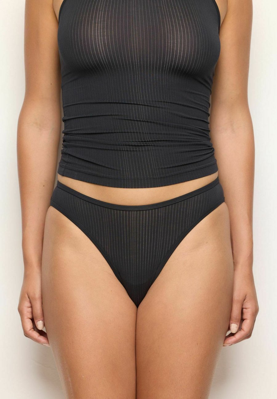 Брифы Yamamay SOFT , Black Plain/Black
Брифы Yamamay SOFT , Black Plain/Black