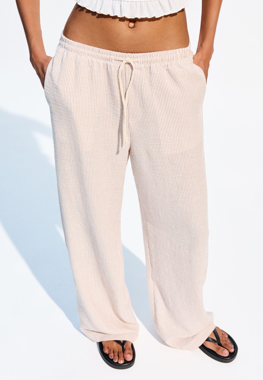Брюки Bershka RUSTIC, Sand
Брюки Bershka RUSTIC, Sand
