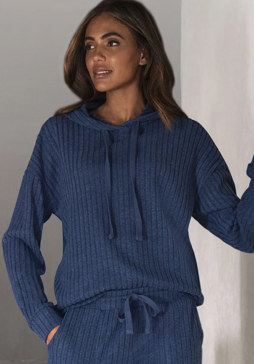 Толстовка LASCANA "толстовка с капюшоном", в крапинку с завязкой и перекрытием плеч, костюм для отдыха, синий
Толстовка LASCANA "толстовка с капюшоном", в крапинку с завязкой и перекрытием плеч, костюм для отдыха, синий