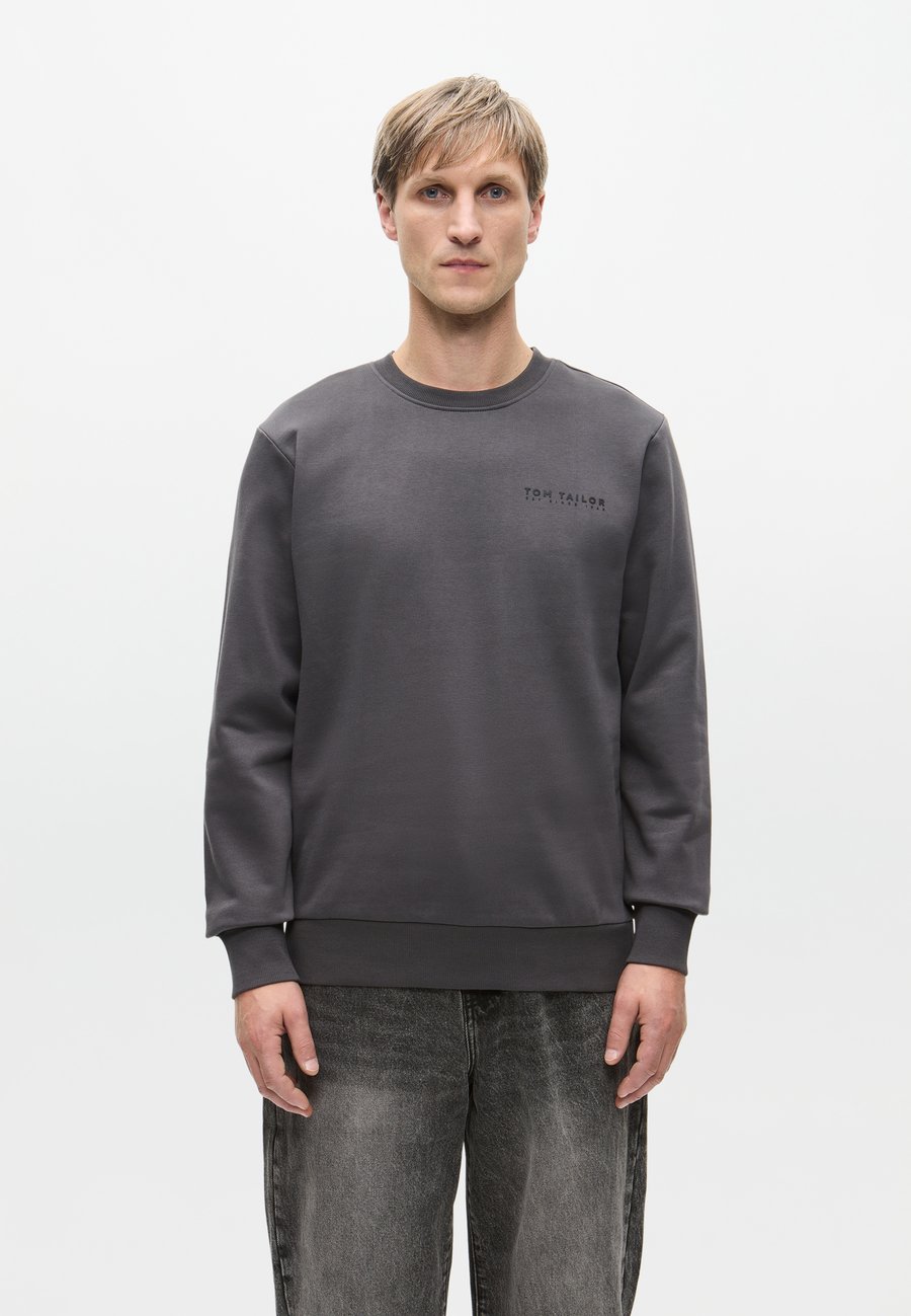 Толстовка TOM TAILOR CREW NECK, Tarmac Grey/Grey, Серый, Толстовка TOM TAILOR CREW NECK, Tarmac Grey/Grey
Толстовка TOM TAILOR CREW NECK, Tarmac Grey/Grey, Серый, Толстовка TOM TAILOR CREW NECK, Tarmac Grey/Grey