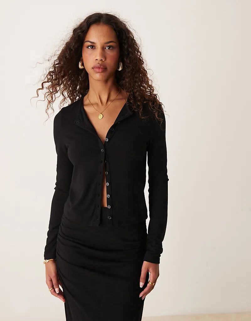 Кардиган из модала премиум-класса ASOS DESIGN на пуговицах черного цвета
Кардиган из модала премиум-класса ASOS DESIGN на пуговицах черного цвета