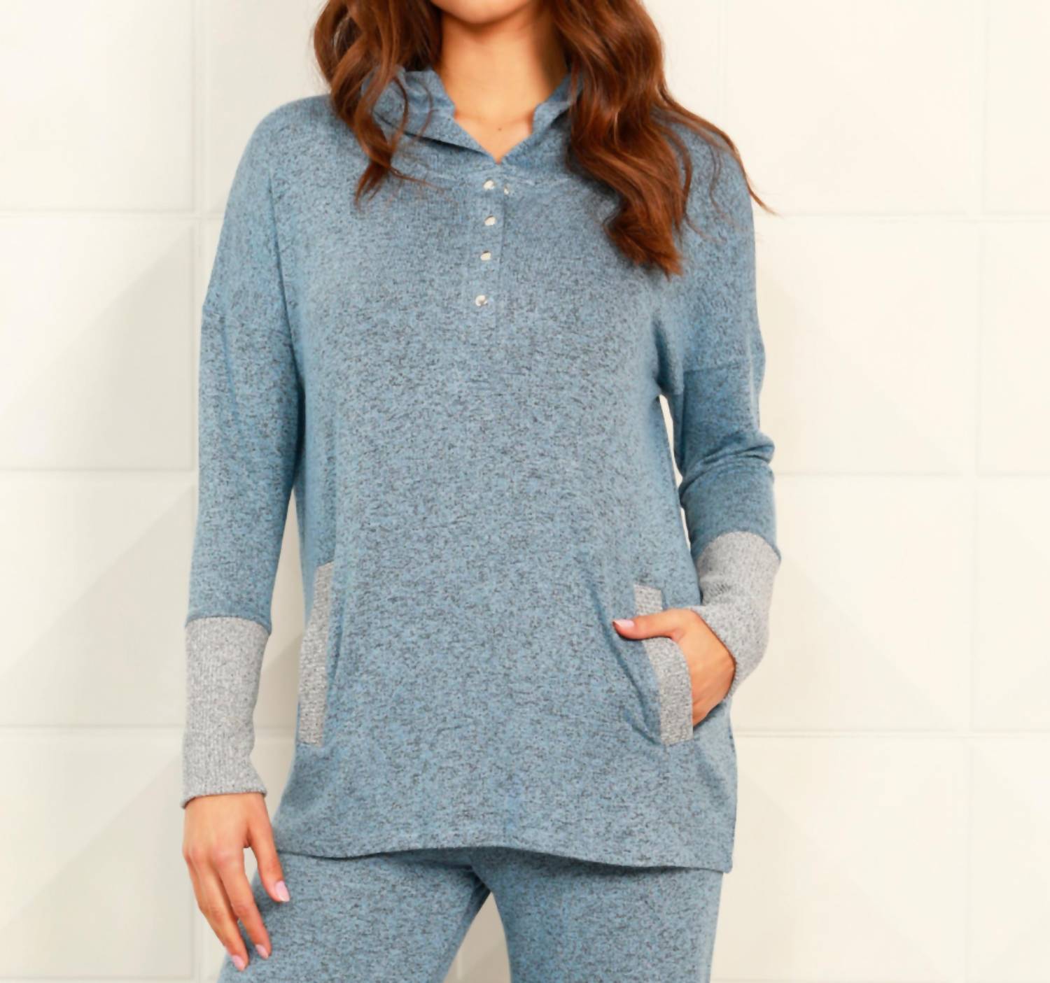 Толстовка с капюшоном на пуговицах и карманом In Wind/tin french kyss 
Толстовка с капюшоном на пуговицах и карманом In Wind/tin french kyss