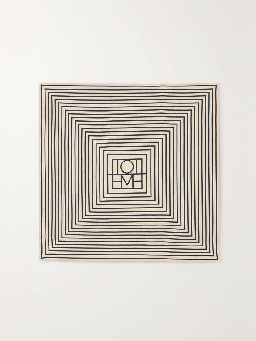 Полосатый шелковый крепдешиновый шарф Toteme, бежевый
Полосатый шелковый крепдешиновый шарф Toteme, бежевый