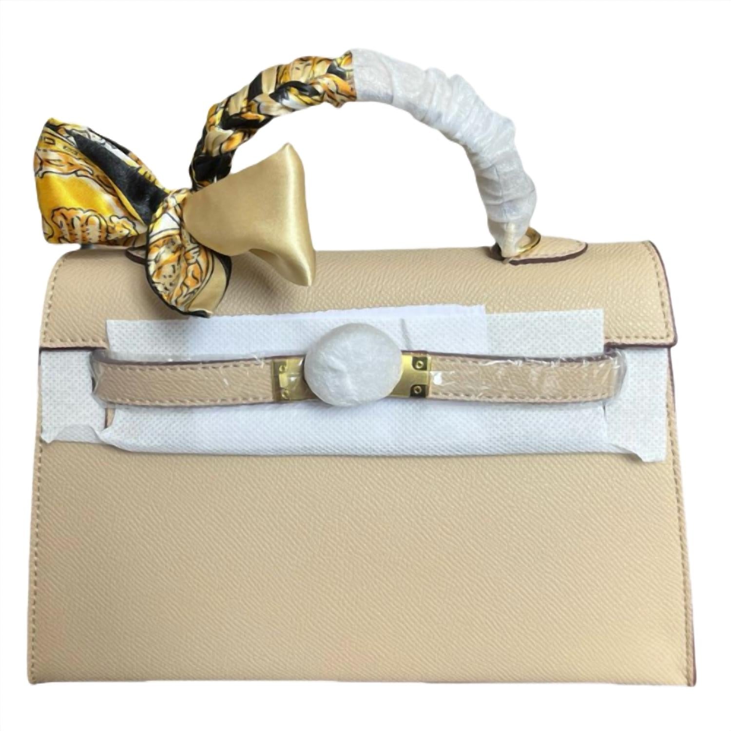 Гламурная мини-сумочка Signature в бежевом цвете Glam Collections
Гламурная мини-сумочка Signature в бежевом цвете Glam Collections