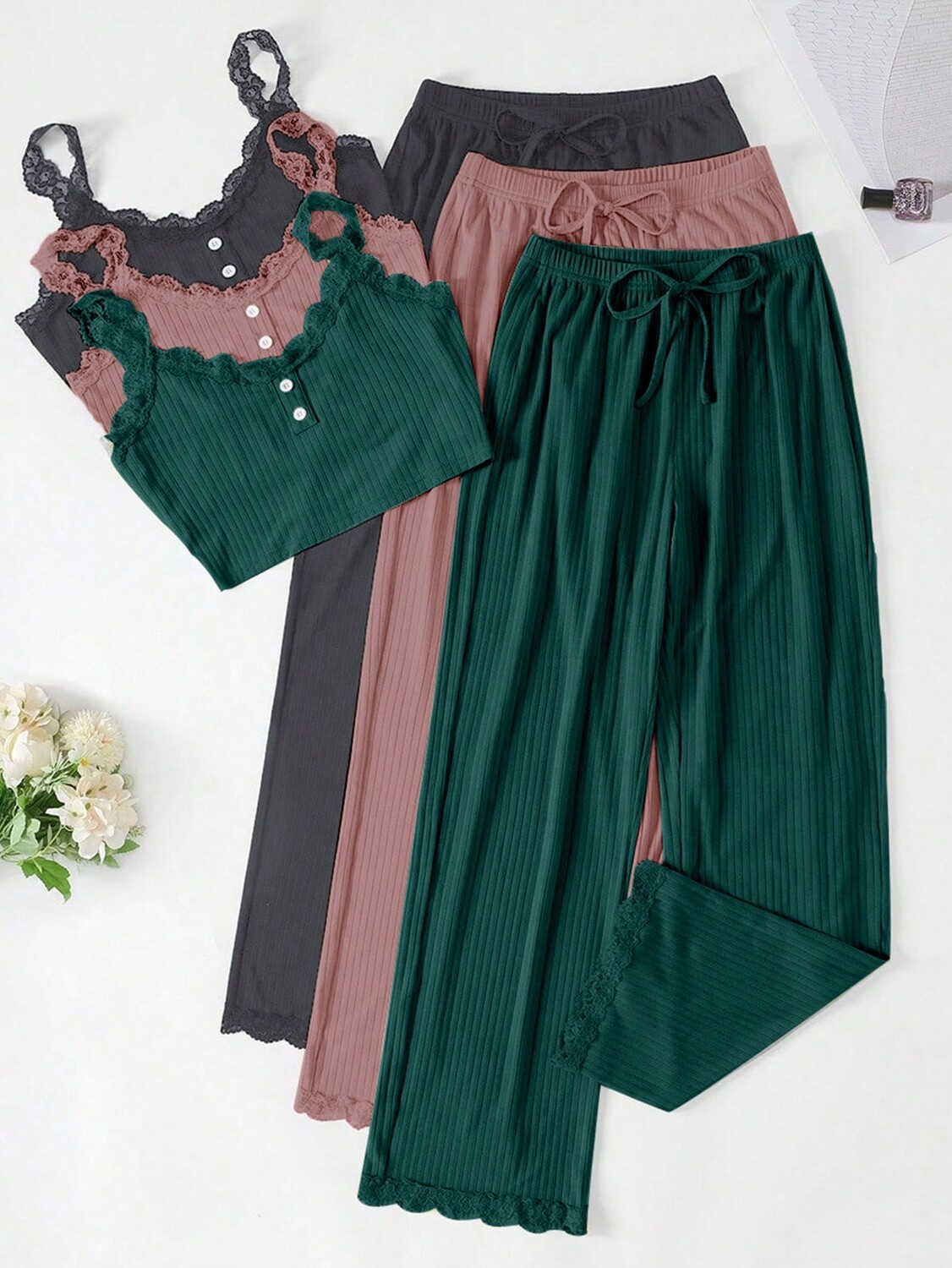 Женские пижамы из 3 шт/Компл, однотонный узор, украшенные кружевом, топ-морковка, одна рубашка и длинные брюки, мультиколор
Женские пижамы из 3 шт/Компл, однотонный узор, украшенные кружевом, топ-морковка, одна рубашка и длинные брюки, мультиколор