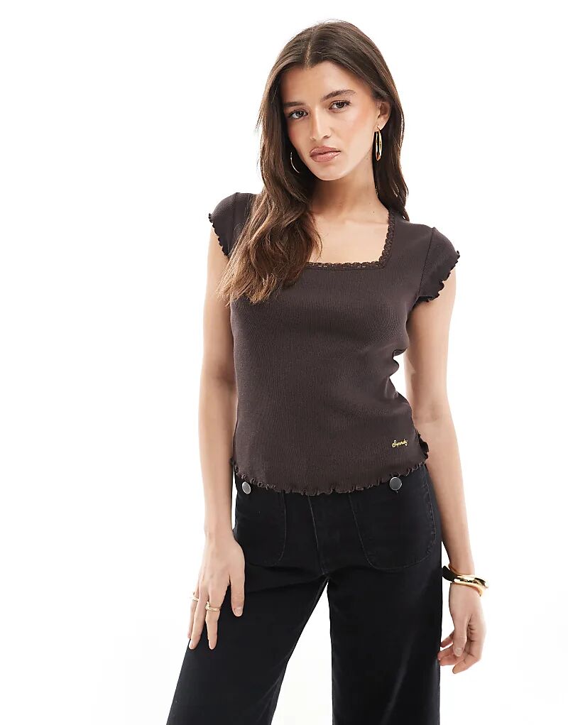 Футболка Superdry Essential с квадратным вырезом и короткими рукавами темно-коричневого цвета
Футболка Superdry Essential с квадратным вырезом и короткими рукавами темно-коричневого цвета