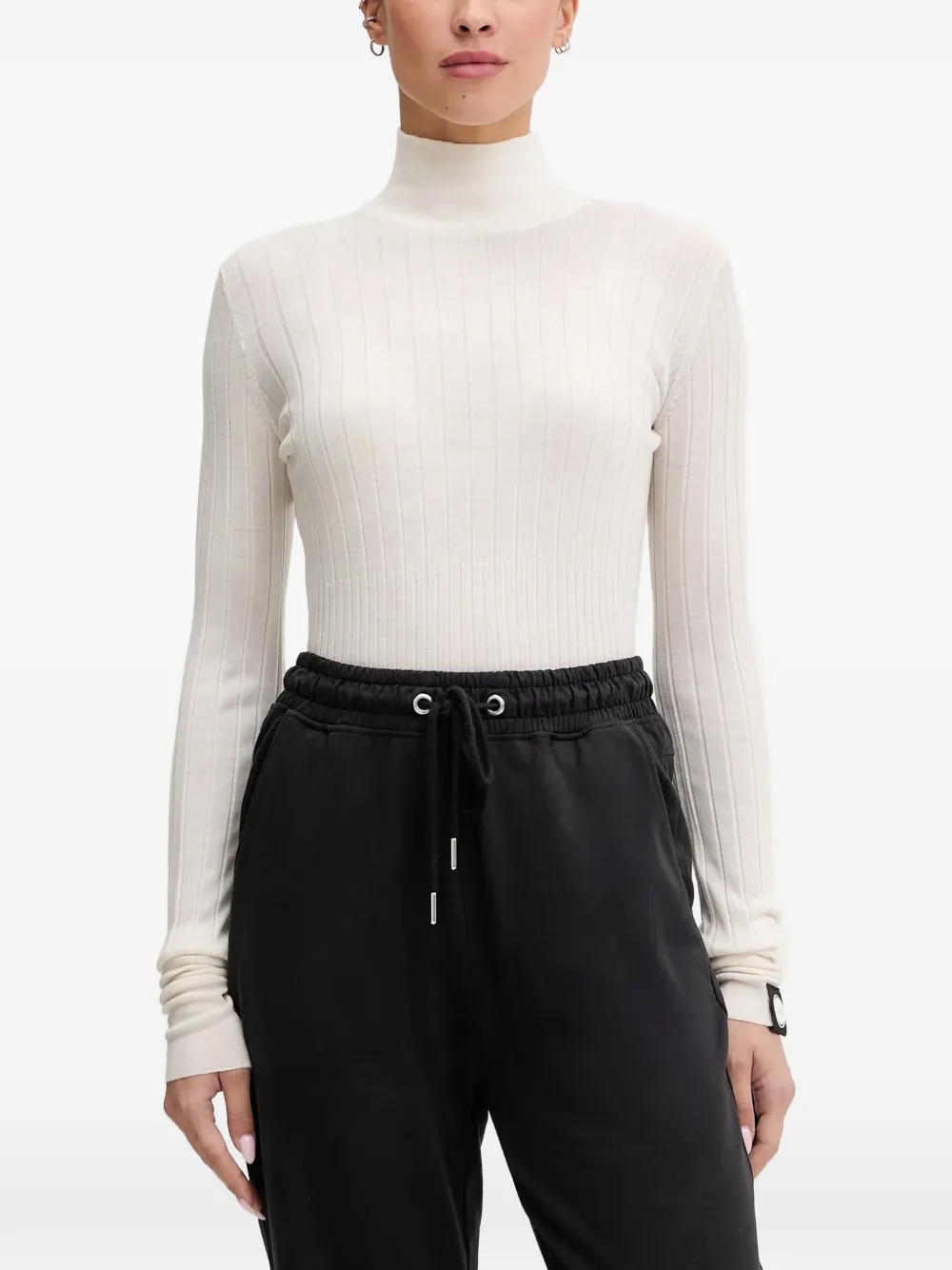 Свитер с воротником-стойкой в рубчик Colmar, нейтральный
Свитер с воротником-стойкой в рубчик Colmar, нейтральный