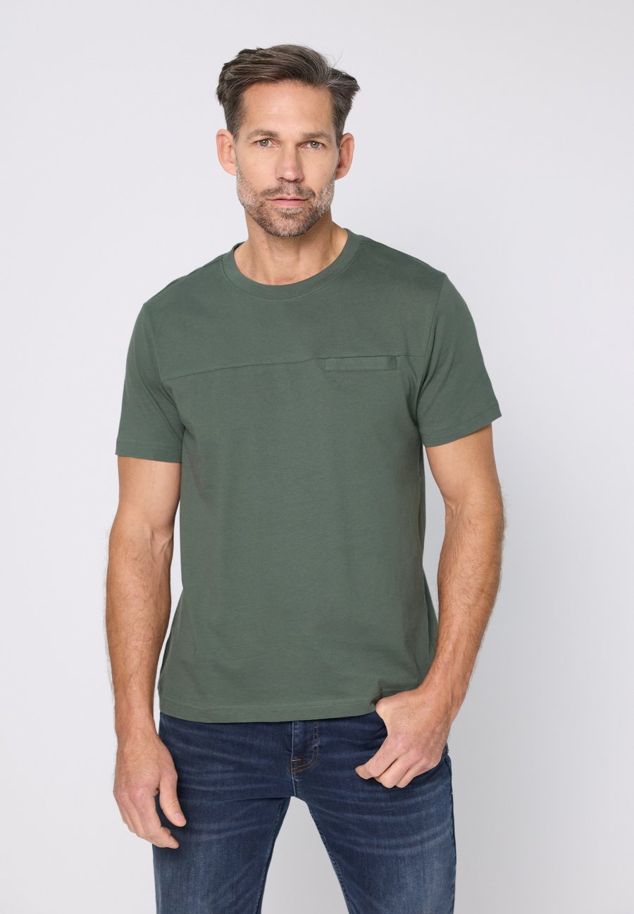 Футболка Street One MEN MIT BRUSTTASCHE, Grün/Khaki, Хаки, Футболка Street One MEN MIT BRUSTTASCHE, Grün/Khaki
Футболка Street One MEN MIT BRUSTTASCHE, Grün/Khaki, Хаки, Футболка Street One MEN MIT BRUSTTASCHE, Grün/Khaki