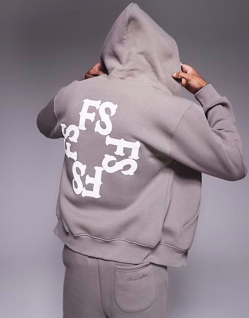 Толстовка с капюшоном коричневого цвета с монограммой на спине и выцветшей печатью, плотностью 320 г/м²
Толстовка с капюшоном коричневого цвета с монограммой на спине и выцветшей печатью, плотностью 320 г/м²