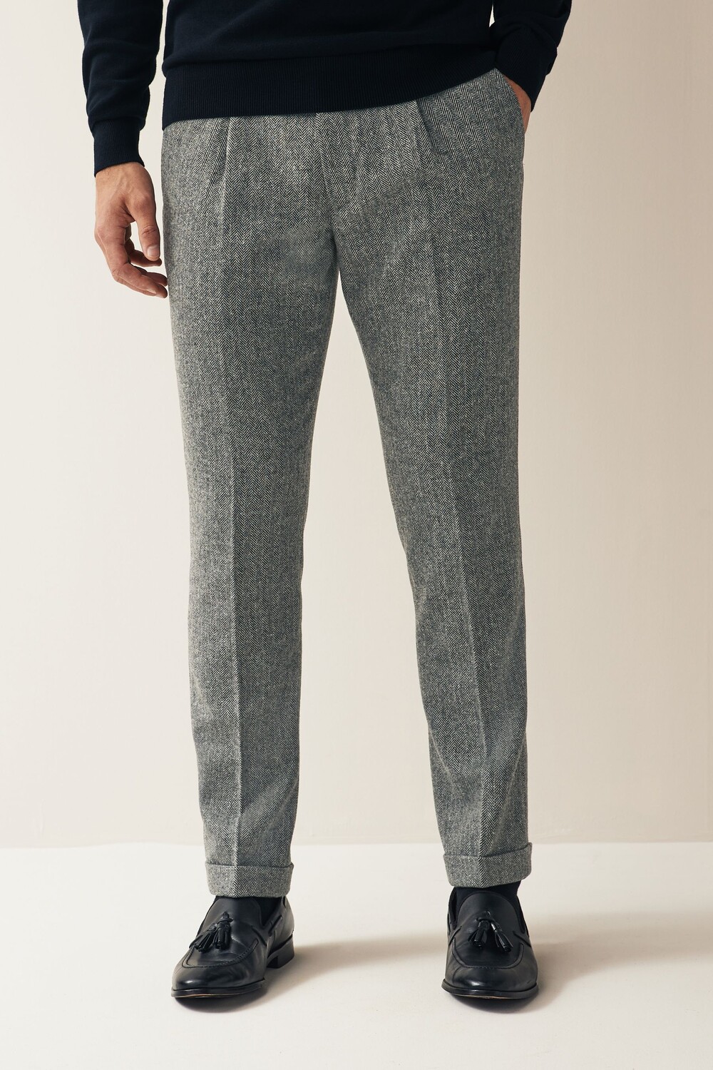 Костюм узкого кроя Nova Fides из смесовой шерсти с узором «елочка»: брюки Next, серый
Костюм узкого кроя Nova Fides из смесовой шерсти с узором «елочка»: брюки Next, серый