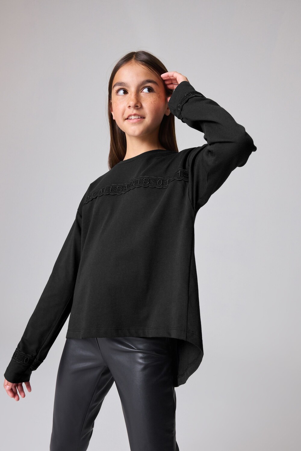 Футболка для девочек с длинным рукавом и кружевной складкой на спине Smallsaints, черный
Футболка для девочек с длинным рукавом и кружевной складкой на спине Smallsaints, черный