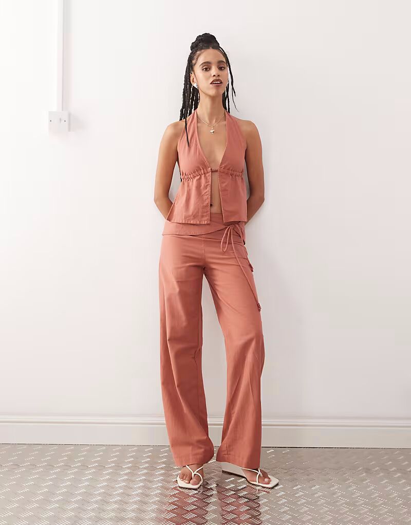 Льняные брюки Motel Cursa Sarong с накладным узором и отделкой бисером в тосканском красном цвете 
Льняные брюки Motel Cursa Sarong с накладным узором и отделкой бисером в тосканском красном цвете