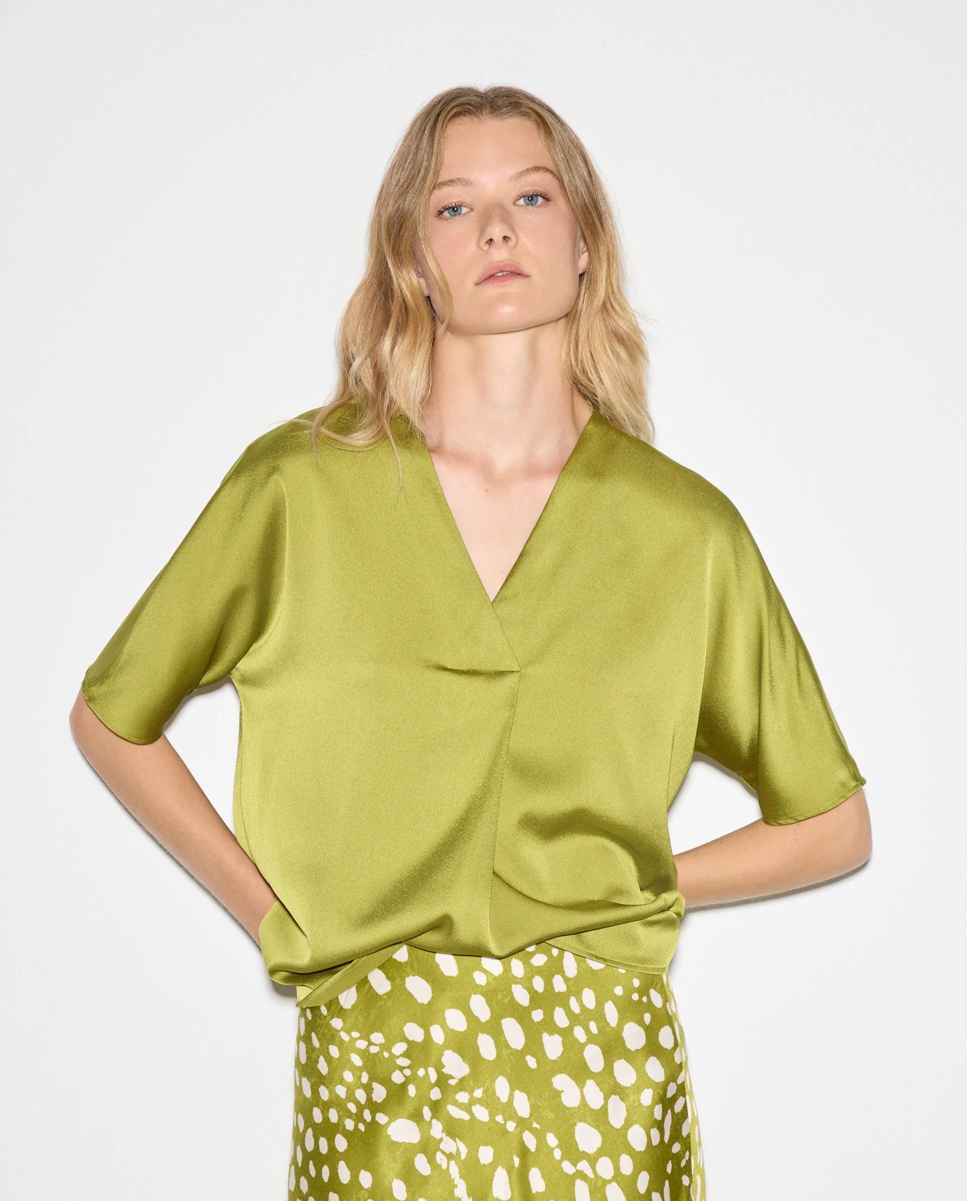 Женский топ с коротким рукавом и V-образным вырезом из сатина Woman El Corte Inglés, зеленый
Женский топ с коротким рукавом и V-образным вырезом из сатина Woman El Corte Inglés, зеленый