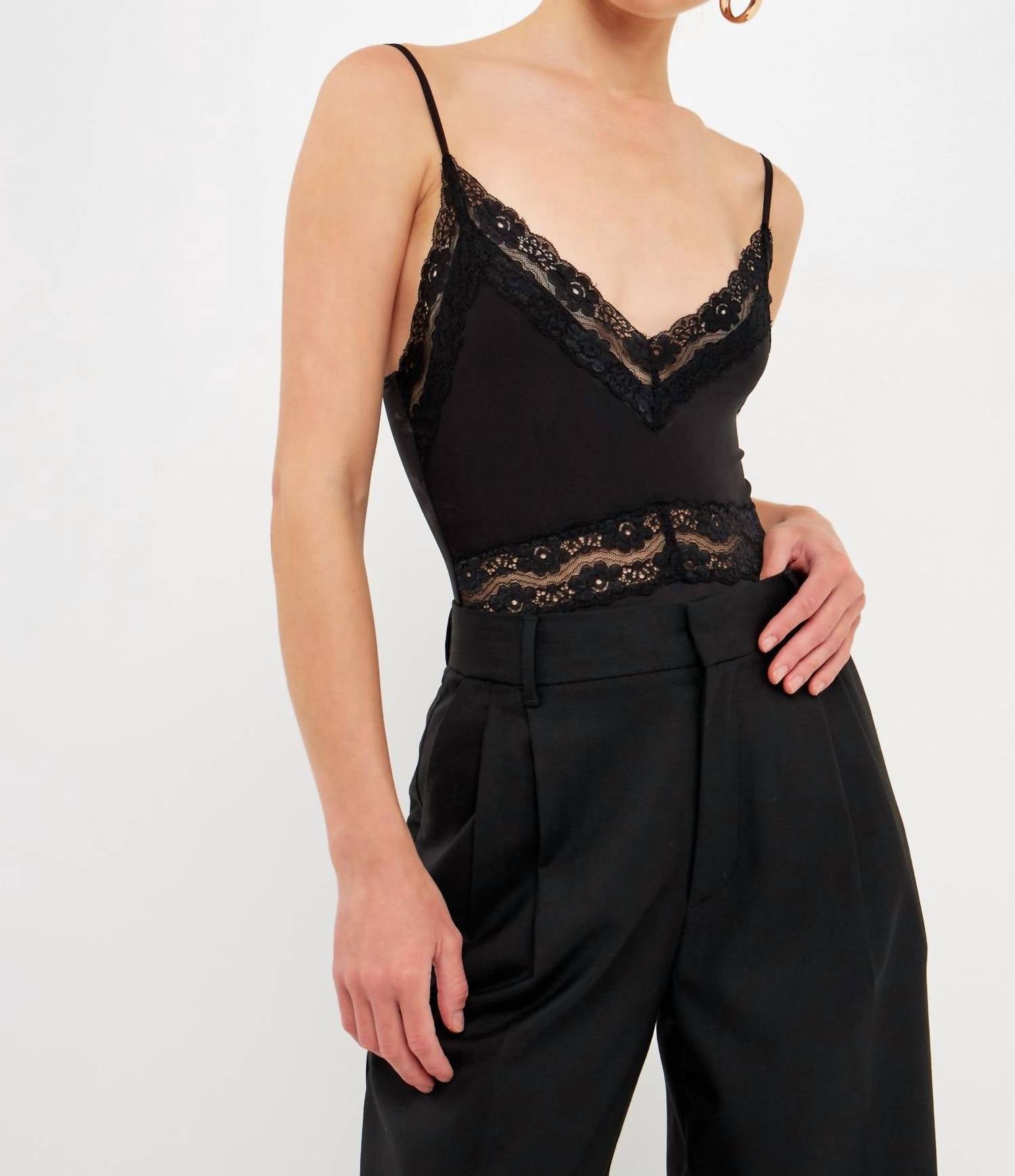 Боди на тонких бретельках черного цвета 2.7 AUGUST APPAREL 
Боди на тонких бретельках черного цвета 2.7 AUGUST APPAREL