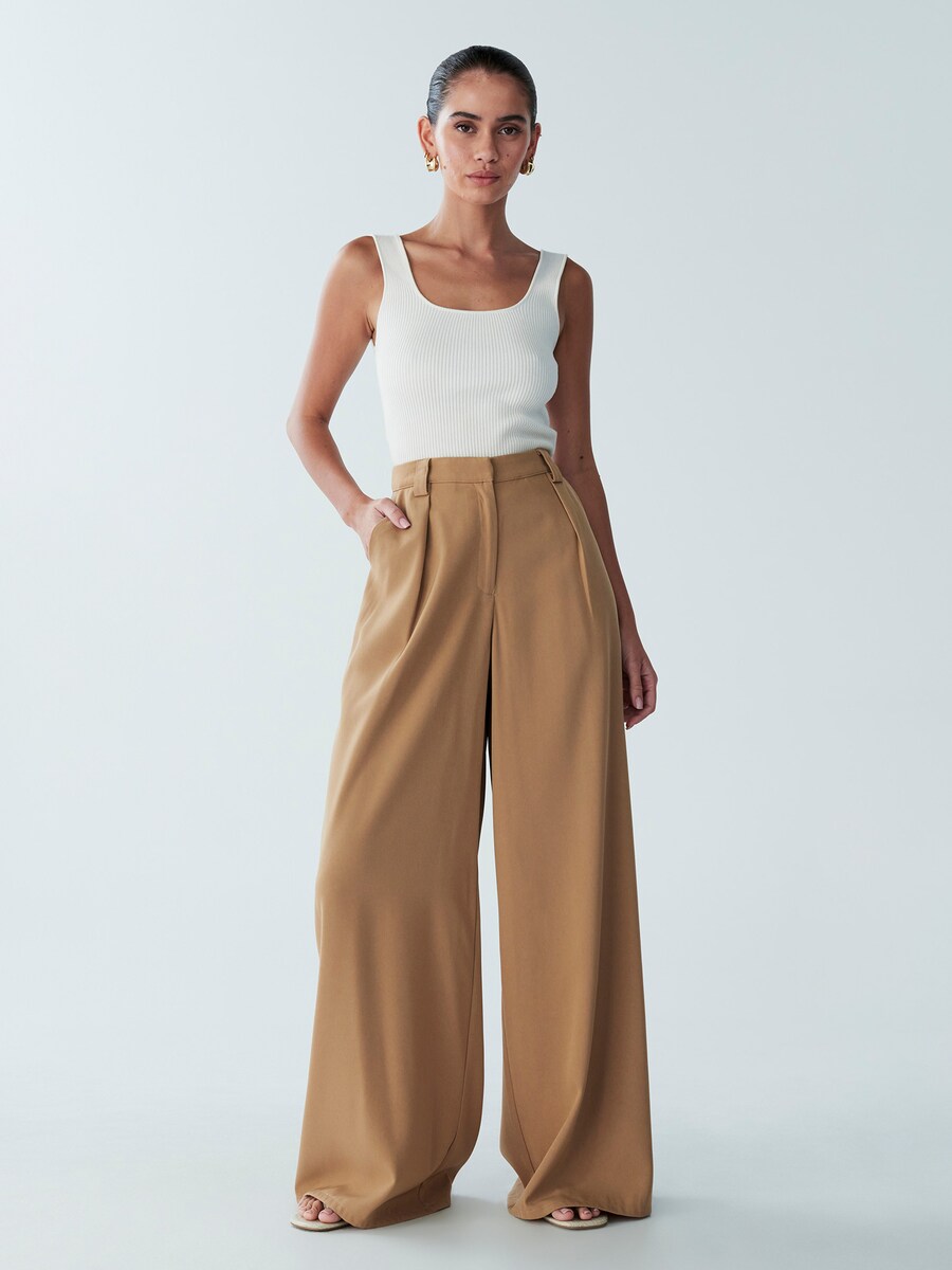 Широкие брюки со складками спереди St MRLO, кэмел
Широкие брюки со складками спереди St MRLO, кэмел