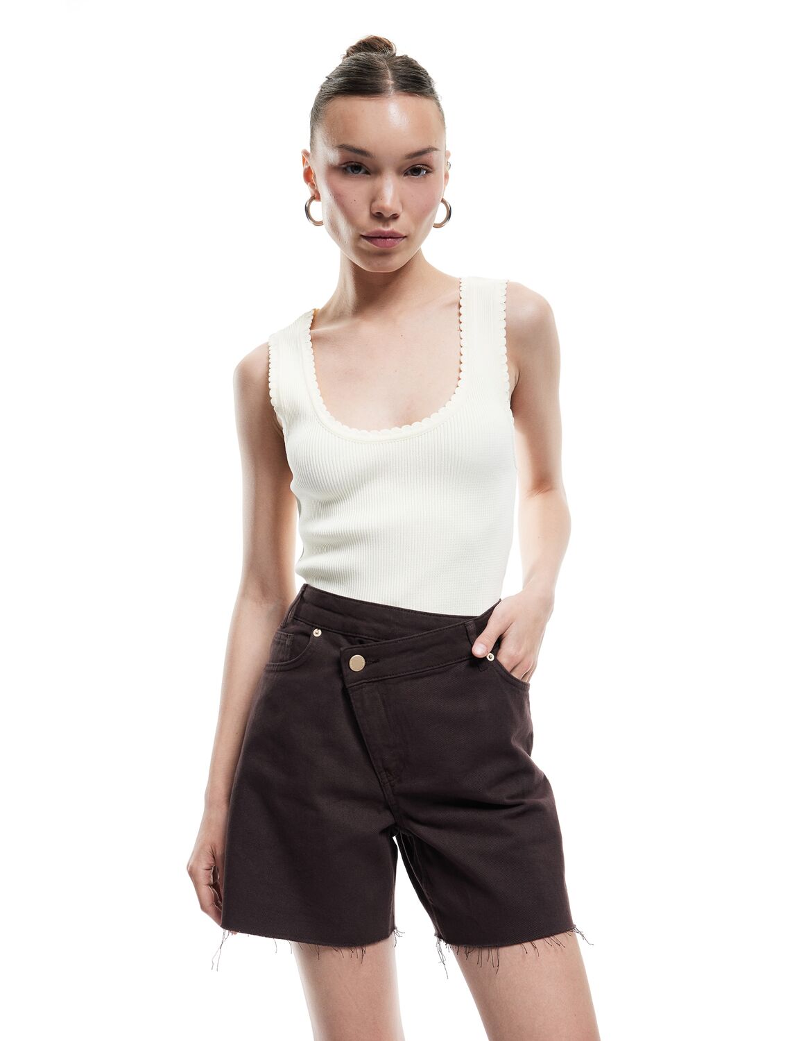 Koton Джинсовые шорты свободного кроя в темно-коричневом цвете
Koton Джинсовые шорты свободного кроя в темно-коричневом цвете