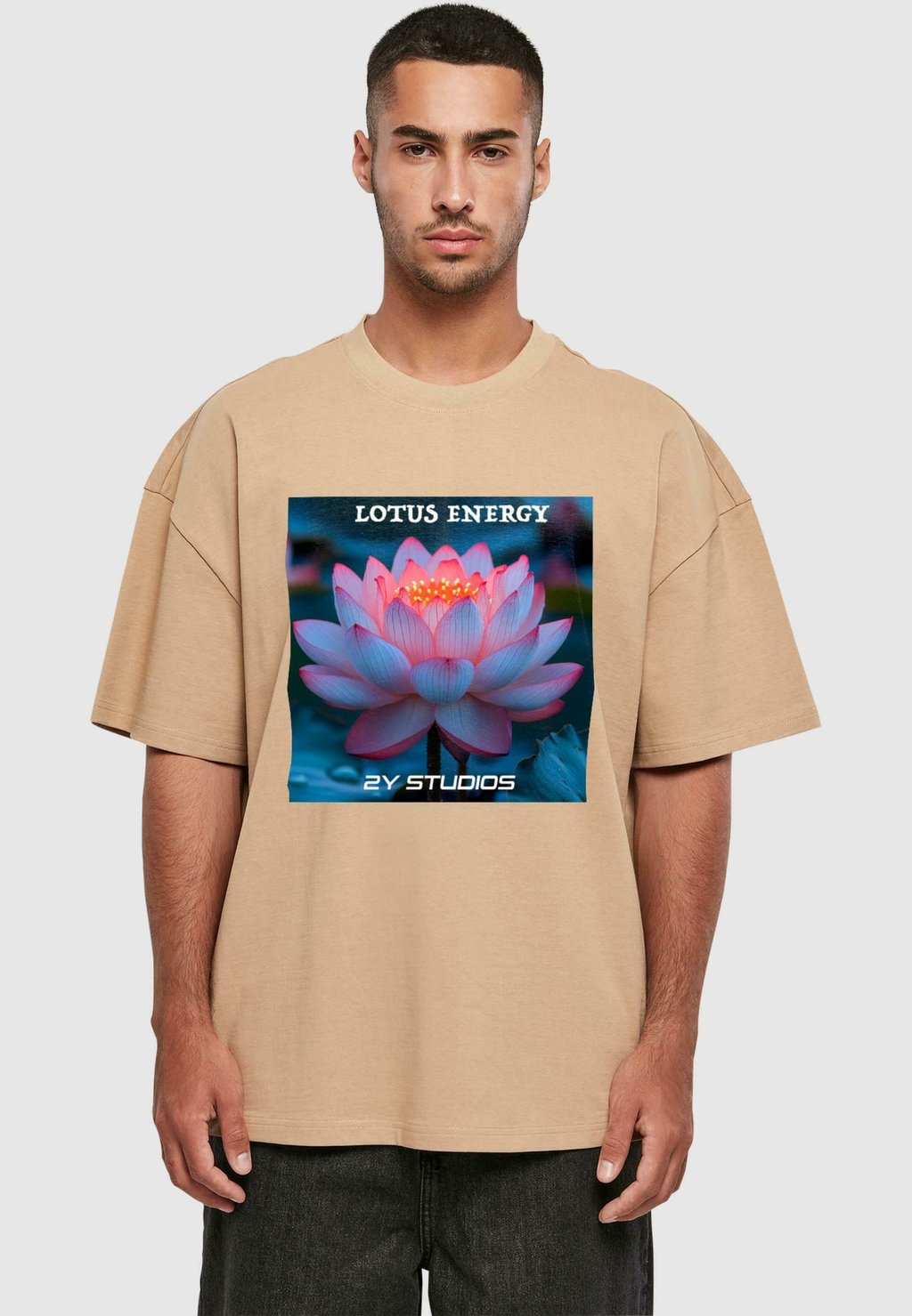 Футболка с принтом LOTUS ENERGY 2Y Studios, бежевый
Футболка с принтом LOTUS ENERGY 2Y Studios, бежевый