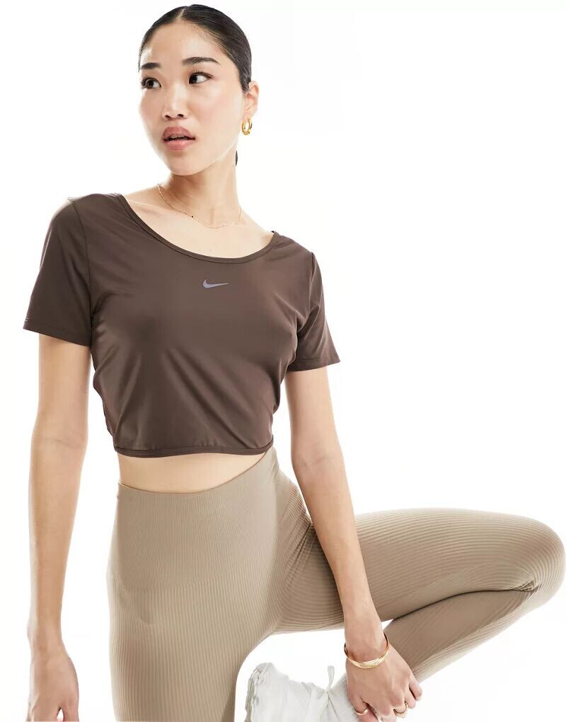 Узкая укороченная футболка с закручивающейся спинкой Nike One Dri-Fit коричневого цвета в стиле барокко, Коричневый, Узкая укороченная футболка с закручивающейся спинкой Nike One Dri-Fit коричневого цвета в стиле барокко
Узкая укороченная футболка с закручивающейся спинкой Nike One Dri-Fit коричневого цвета в стиле барокко, Коричневый, Узкая укороченная футболка с закручивающейся спинкой Nike One Dri-Fit коричневого цвета в стиле барокко