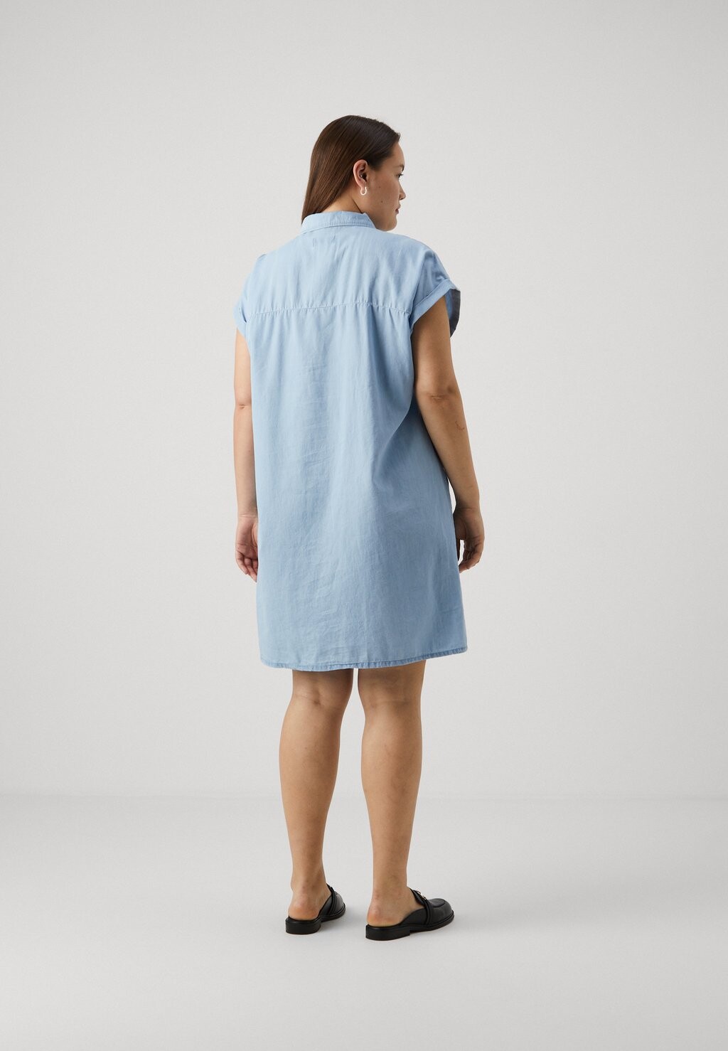 Платье-блузка CARBEA LIFE SHIRT DRESS ONLY Carmakoma, светло-голубой деним
Платье-блузка CARBEA LIFE SHIRT DRESS ONLY Carmakoma, светло-голубой деним