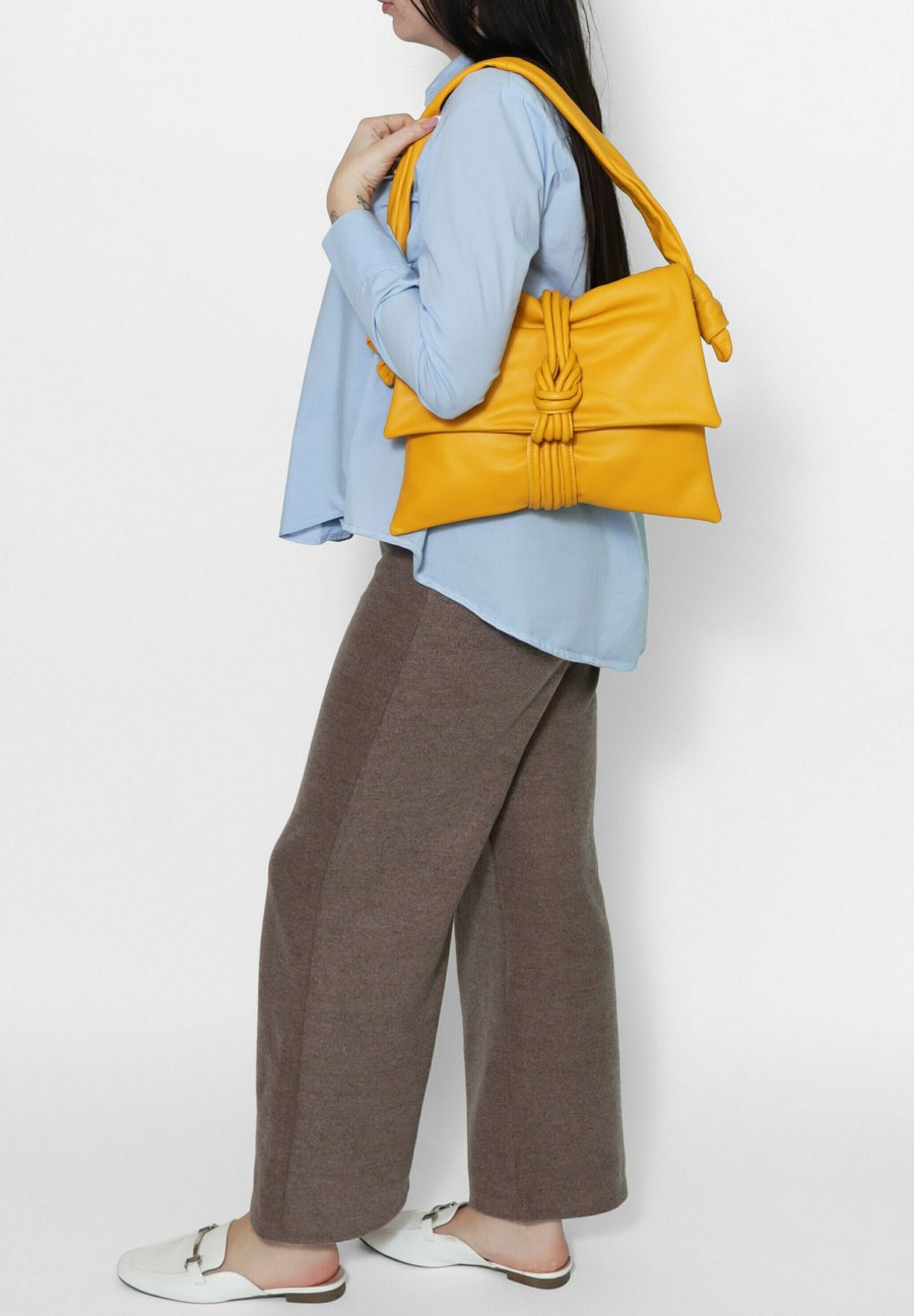 Сумка Chiara Ferretti Handbag, Yellow
Сумка Chiara Ferretti Handbag, Yellow