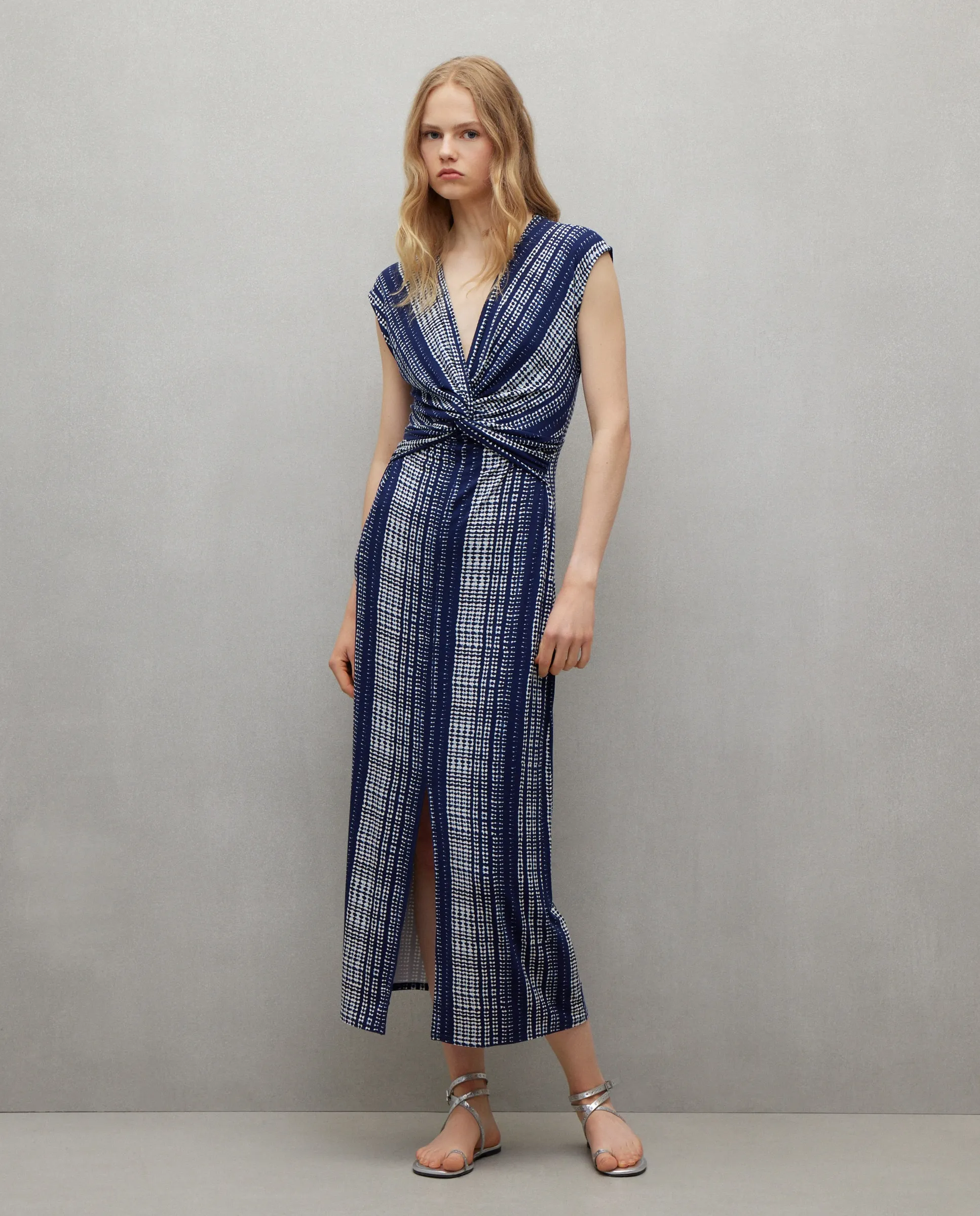 Женское платье без рукавов Easy Wear, синий
Женское платье без рукавов Easy Wear, синий