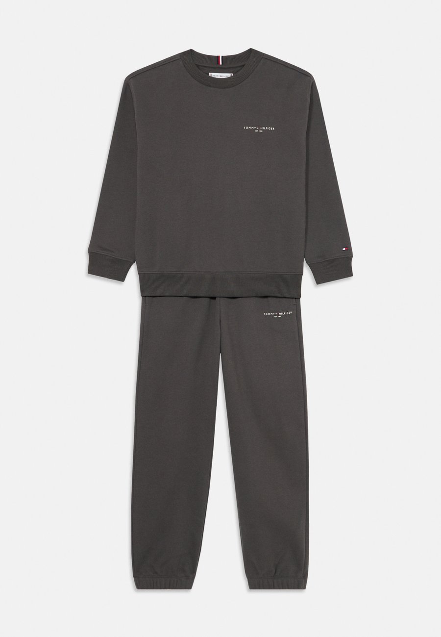 Толстовка Tommy Hilfiger MINI CORP C NECK UNISEX SET, Washed Black/Anthracite
Толстовка Tommy Hilfiger MINI CORP C NECK UNISEX SET, Washed Black/Anthracite