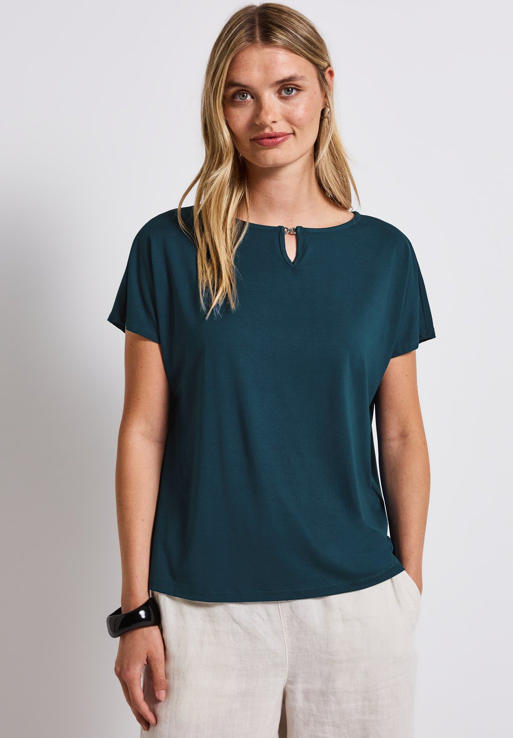 Базовая футболка MIT CUT OUT Street One, синий
Базовая футболка MIT CUT OUT Street One, синий