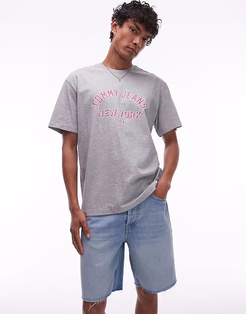 Футболка с логотипом центральной университетской команды Tommy Jeans серого и розового цветов
Футболка с логотипом центральной университетской команды Tommy Jeans серого и розового цветов