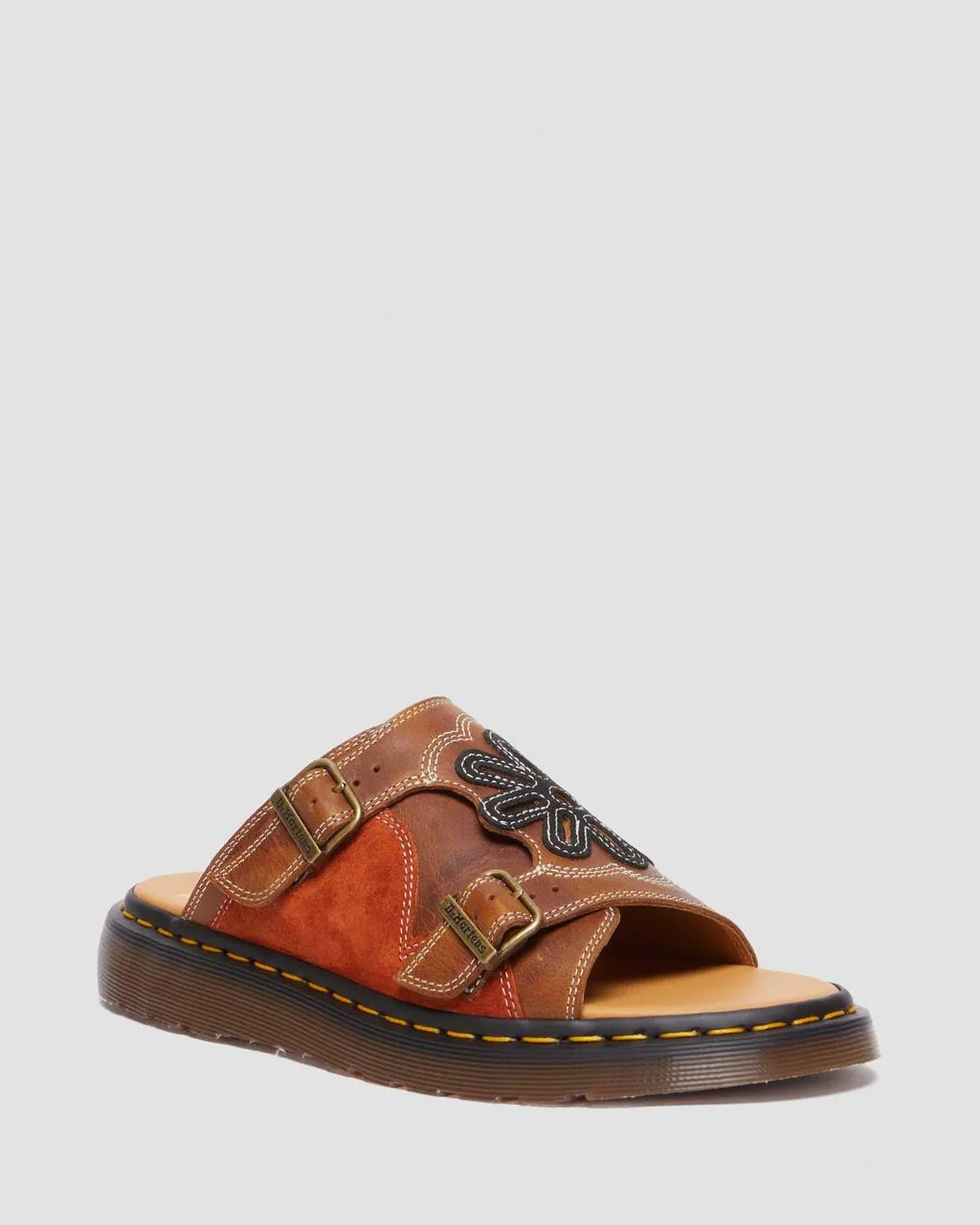 Шлепанцы из кожи и замши Dr. Martens Dayne Made in England с аппликацией, цвет Conker Brown+Black+Rust Orange — Regency Calf+Desert Oasis Suede
Шлепанцы из кожи и замши Dr. Martens Dayne Made in England с аппликацией, цвет Conker Brown+Black+Rust Orange — Regency Calf+Desert Oasis Suede