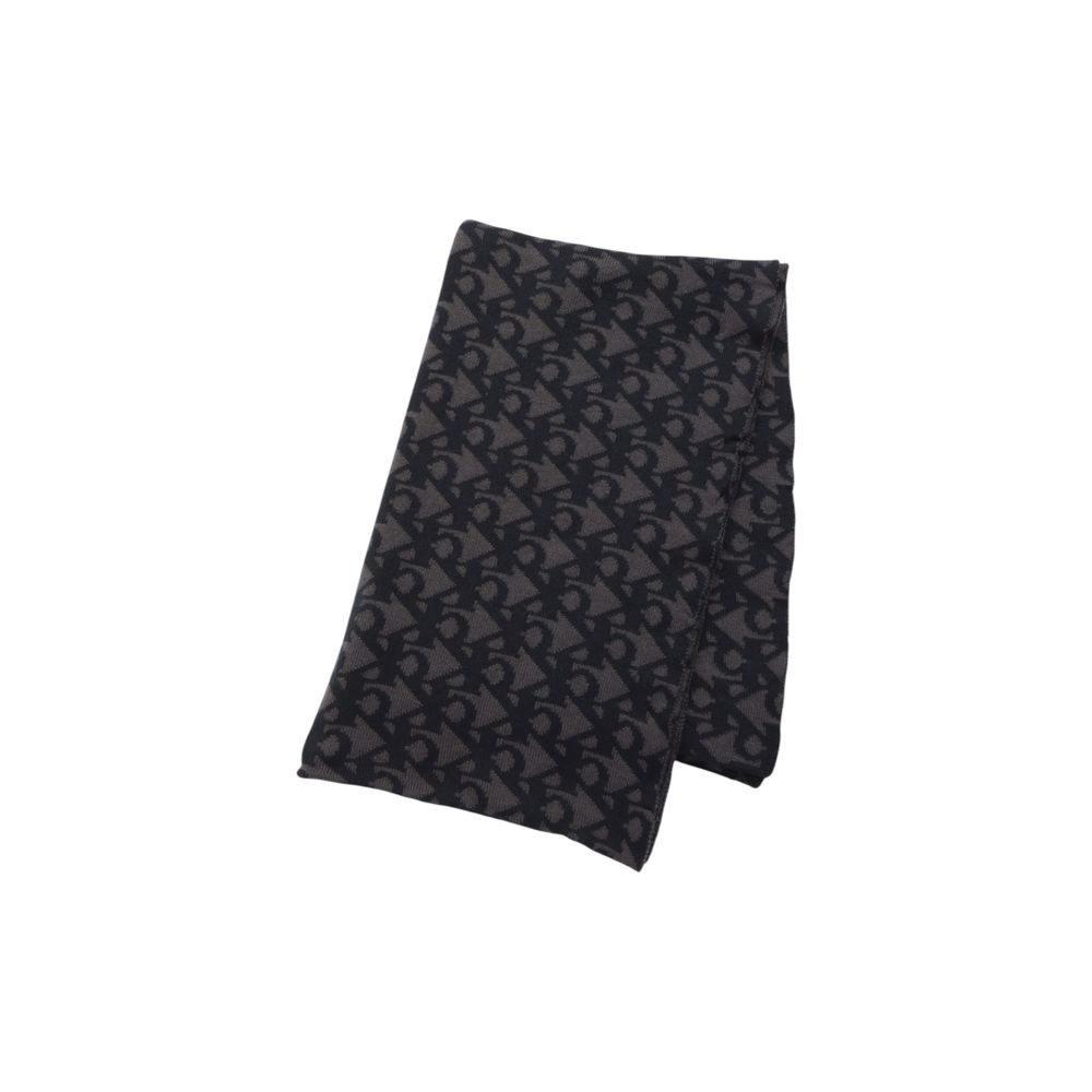 Черный шарф из переработанного полиэстера Calvin Klein Jeans
Черный шарф из переработанного полиэстера Calvin Klein Jeans