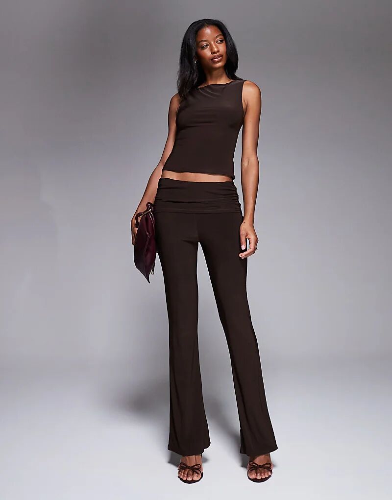 Эксклюзивные двухслойные облегающие брюки-клеш с отворотами от Kaiia в шоколадном цвете
Эксклюзивные двухслойные облегающие брюки-клеш с отворотами от Kaiia в шоколадном цвете