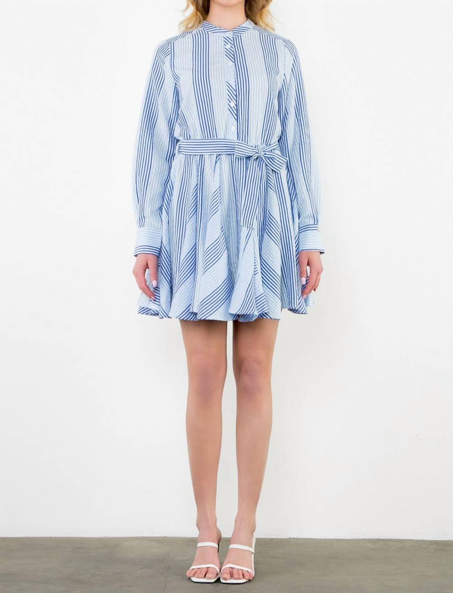 Льняное платье-трапеция с длинным рукавом в синюю полоску THML
Льняное платье-трапеция с длинным рукавом в синюю полоску THML