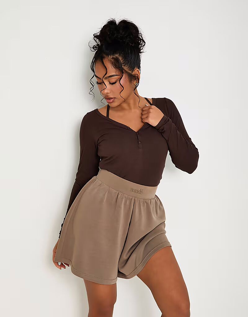 Sunde мягкие укороченные шорты для отдыха в цвете мокко 
Sunde мягкие укороченные шорты для отдыха в цвете мокко