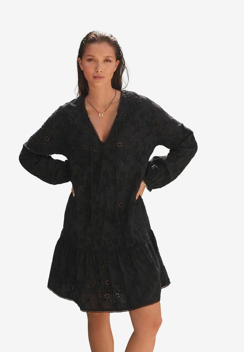 Повседневное платье CORNELLI EMBELISHED LONG SLEEVE TIERED MINI TALL REGULAR FIT Next, черный
Повседневное платье CORNELLI EMBELISHED LONG SLEEVE TIERED MINI TALL REGULAR FIT Next, черный