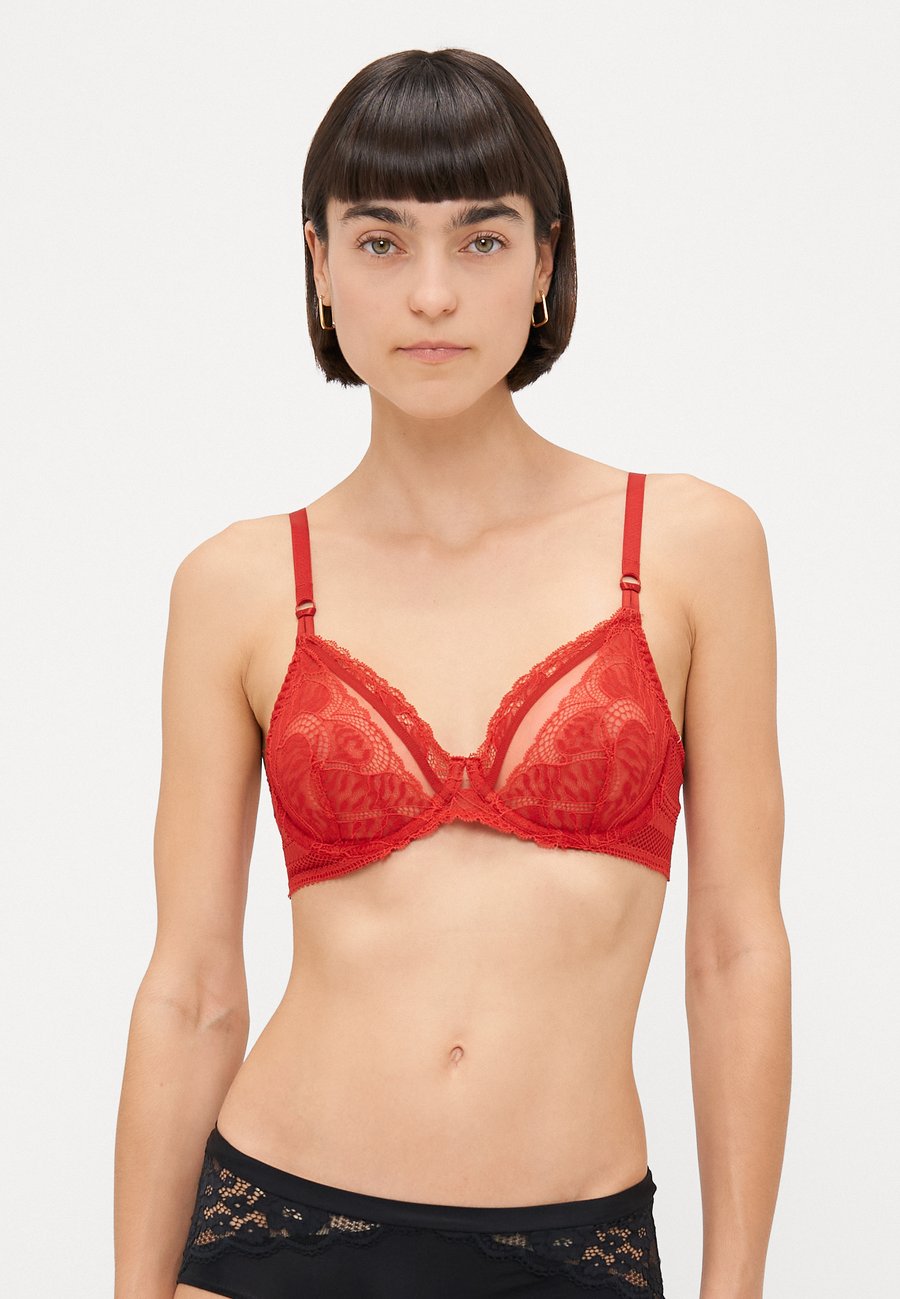 Бюстгальтер Chantelle COVERING UNDERWIRED BRA, Scarlett/Red
Бюстгальтер Chantelle COVERING UNDERWIRED BRA, Scarlett/Red