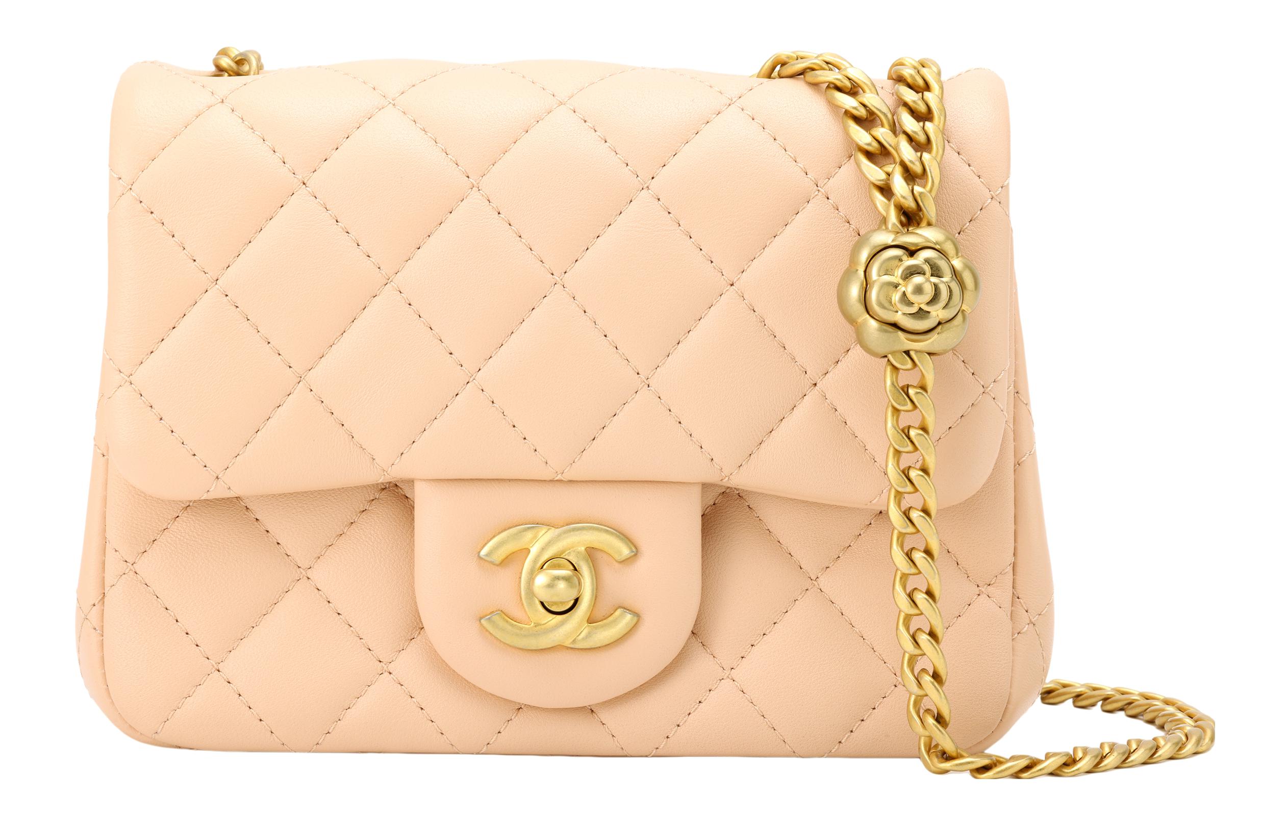 CHANEL Клатч с камелией на цепочке 17 см бежевый
CHANEL Клатч с камелией на цепочке 17 см бежевый