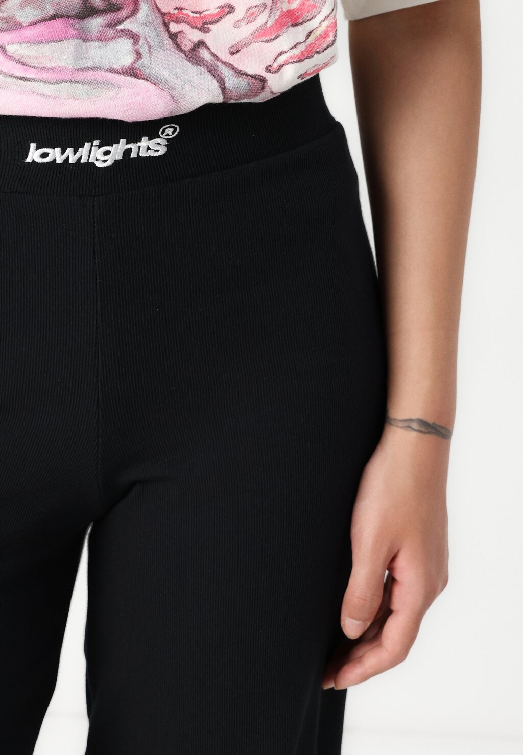 Брюки BASIC LOGO WOMAN RIPPED PANTS LOW LIGHTS STUDIOS®, черный
Брюки BASIC LOGO WOMAN RIPPED PANTS LOW LIGHTS STUDIOS®, черный