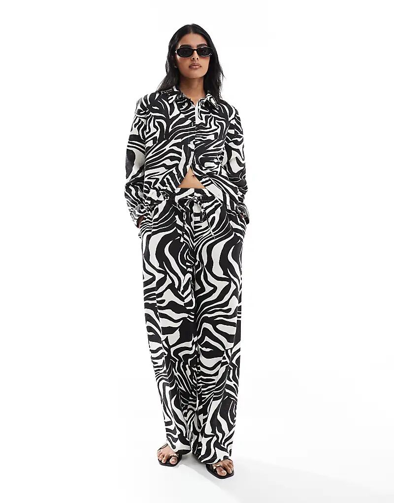 Брюки ASOS DESIGN из льняного материала с принтом «зебра» — часть комплекта 
Брюки ASOS DESIGN из льняного материала с принтом «зебра» — часть комплекта